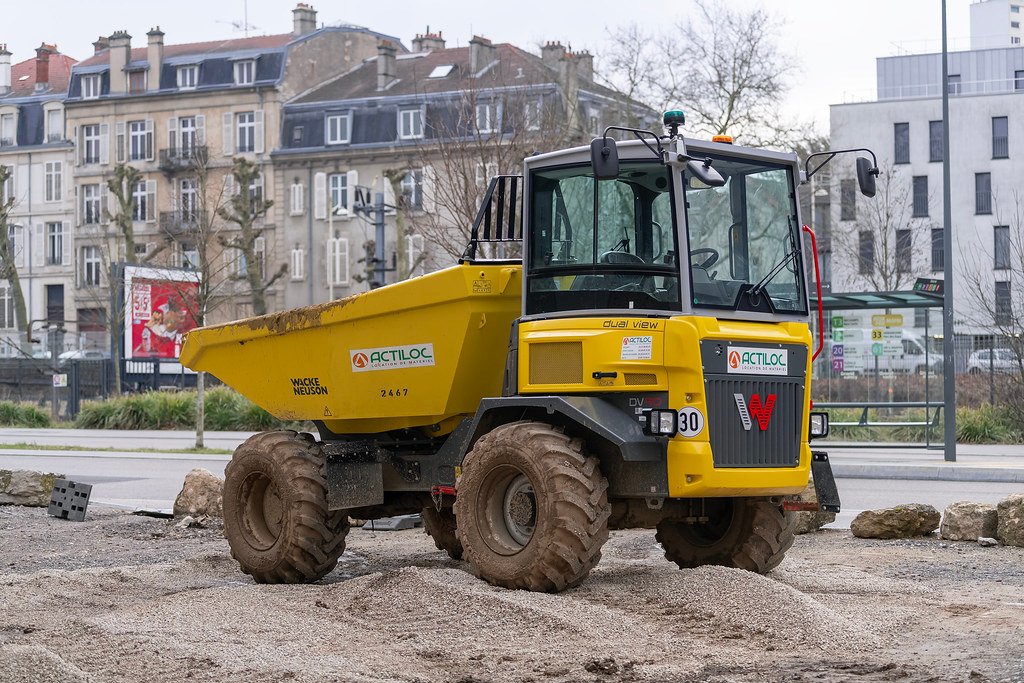 Titik Buta Alat Berat: Mengelola Risiko K3 di Sekitar Excavator dan Dump Truck